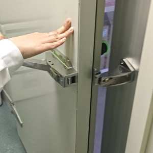 浙江三强冷库设备中央空调工业制冷设备售后安装维修 - 库门逃生开关照片